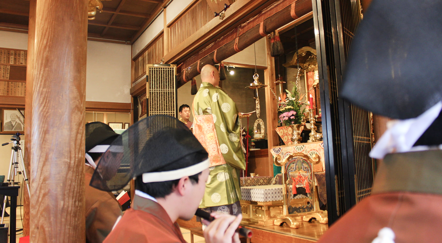 旭照寺で行われる法要の画像